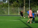 Laatste training S.K.N.W.K. JO10-1 van seizoen 2022-2023 (partijtje tegen de ouders) (138/165)